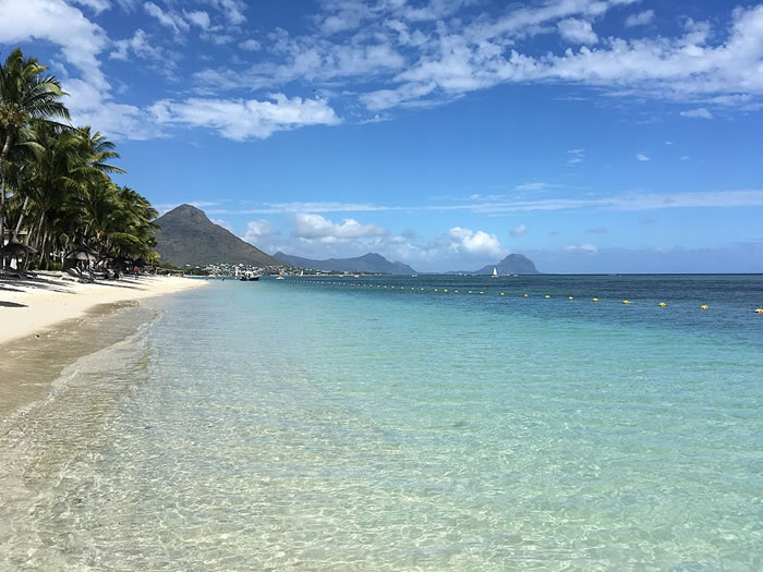 La belle plage de Flic en Flac à l'île Maurice